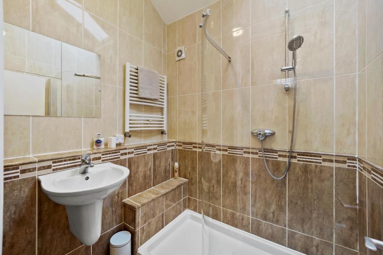 Parking, Heated Floors, Sleeps 4 Guests, Netflix Apartment Линкълн Екстериор снимка